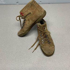 Vans off the wall hiking boots